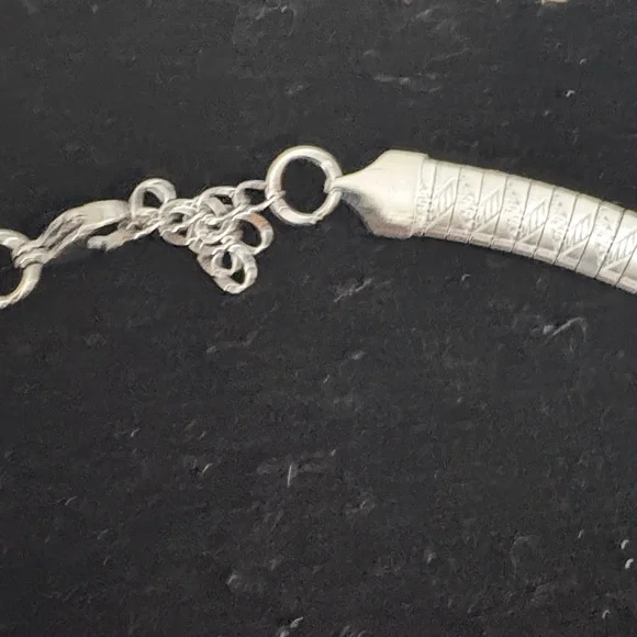 Elegant Silver Necklace with Pendant - Picture 4 of 8